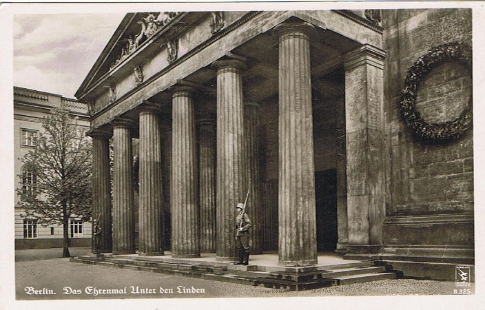 Postcard Das Ehrenmal unter den Linden Berlin