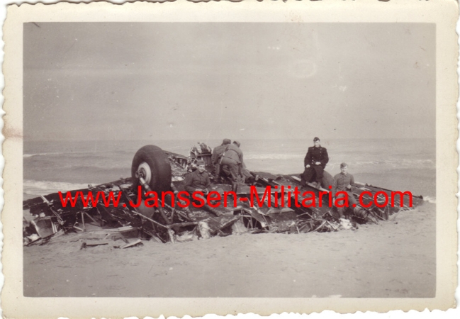 Photo crashed plane on a french beach 1940