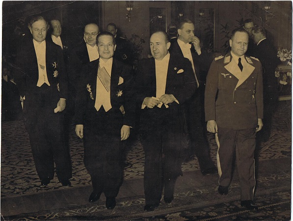 Press photo Hotel Kaiserhof Berlin 1939 Dr. Dietrich and diploma