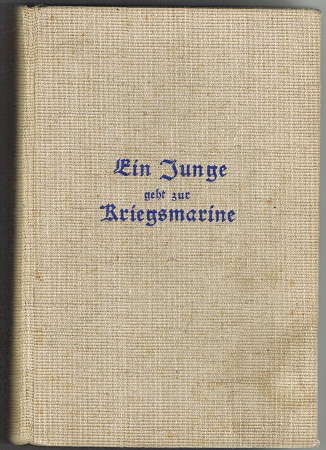 Ein Junge geht zur Kriegsmarine