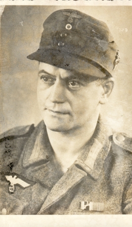 Portrait photo Gebirgsjäger with two awards