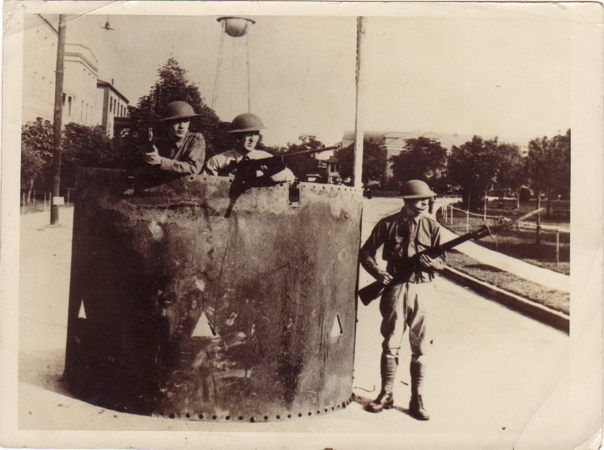 French press photo road block with British soldiers