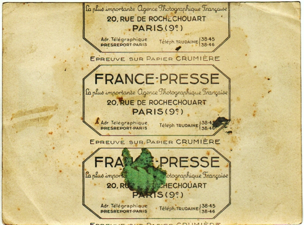 French press photo road block with British soldiers - Image 2