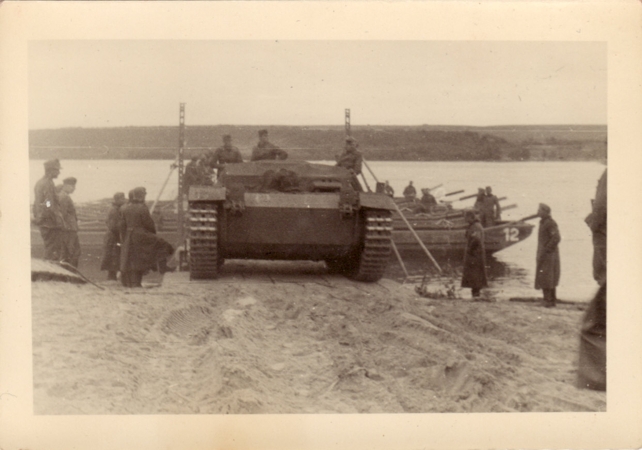 Photo Sturmgeschütz StuG III crossing river