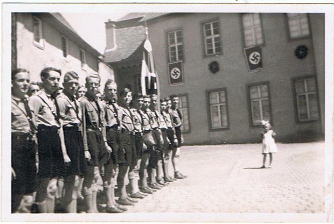 HJ group photo with flags and little girl