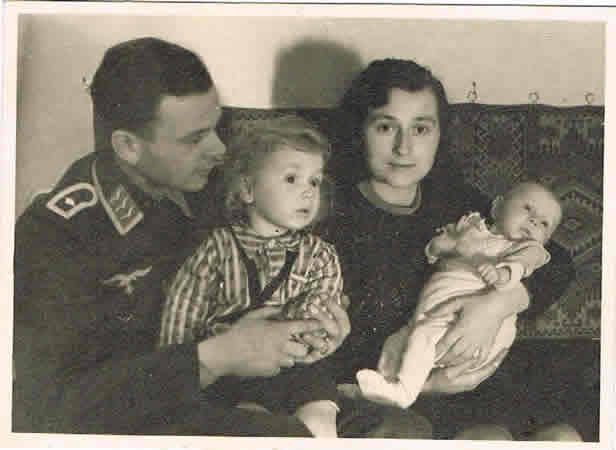 Photo Luftwaffe NCO with wife and children
