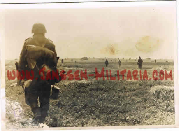 Press photo war reporter soldiers infantry Weichsel area