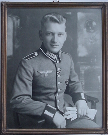 Framed portrait photo NCO Wehrmacht with EK1