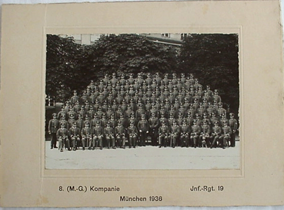 Large group photo 8.(MG)/Infanterie-Regiment 19 München 1936