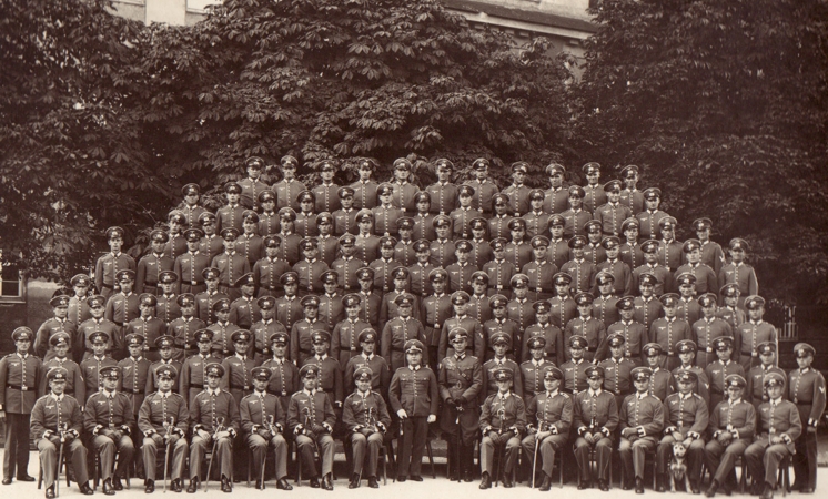Large group photo 8.(MG)/Infanterie-Regiment 19 München 1936 - Image 2