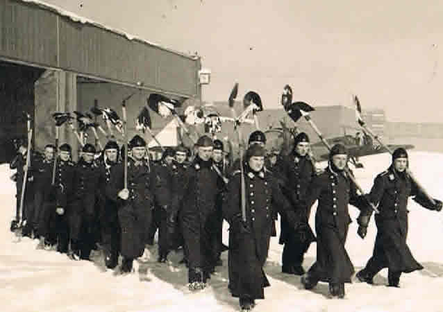 Photo album Luftwaffe NCO (board?) mechanic planes - Image 2