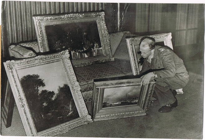 Press photo officer with looted paintings Hannover 1945