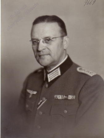 Large portrait Leutnant IR7 46.ID with large ribbon bar