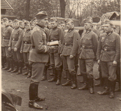 Postcard sized photo soldiers Wehrmacht with Spiess - Image 2