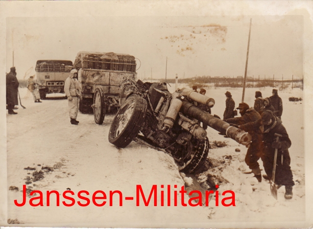 Press photo war reporter vehicles artillery Eastern Front 1944