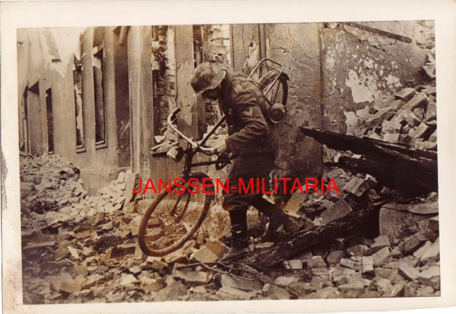 Press photo war reporter Wehrmacht messenger with bicycle 1944