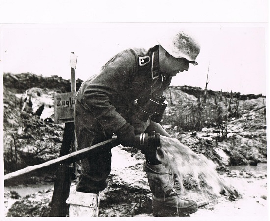 Waffen-SS press photo NCO pumping water Eastern Front 1943