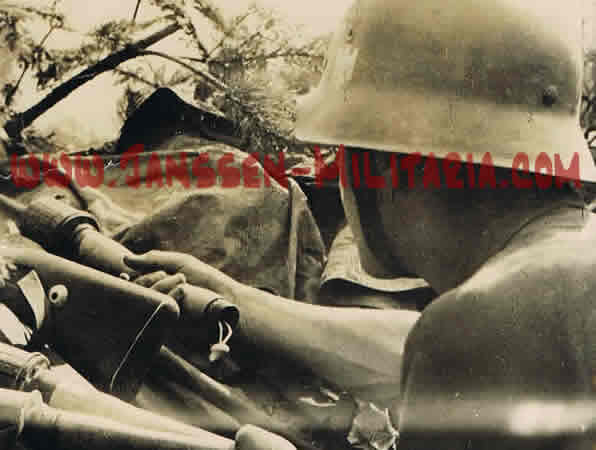 Press photo war reporter soldier infantry with hand grenades - Image 3