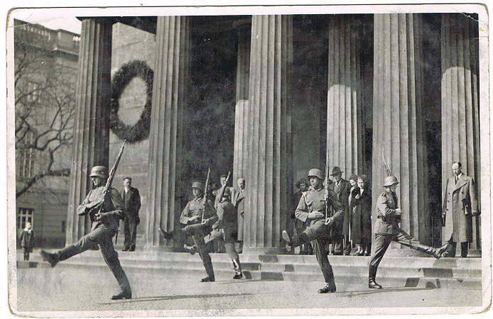 Postcard photo changing guards Wachregiment Berlin