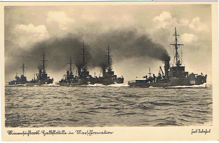 Kriegsmarine Minensuchboots-Halbflottille in Marschformation