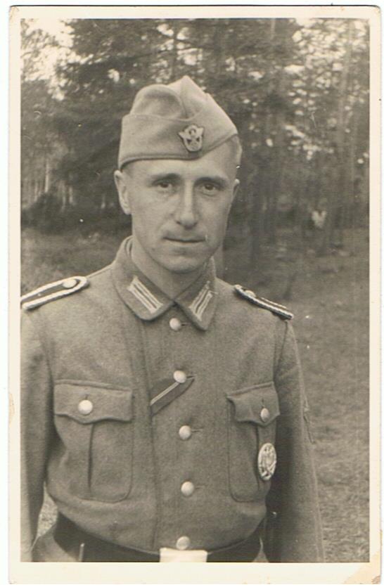 Postcard photo Wachtmeister Polizei with assault badge 1943